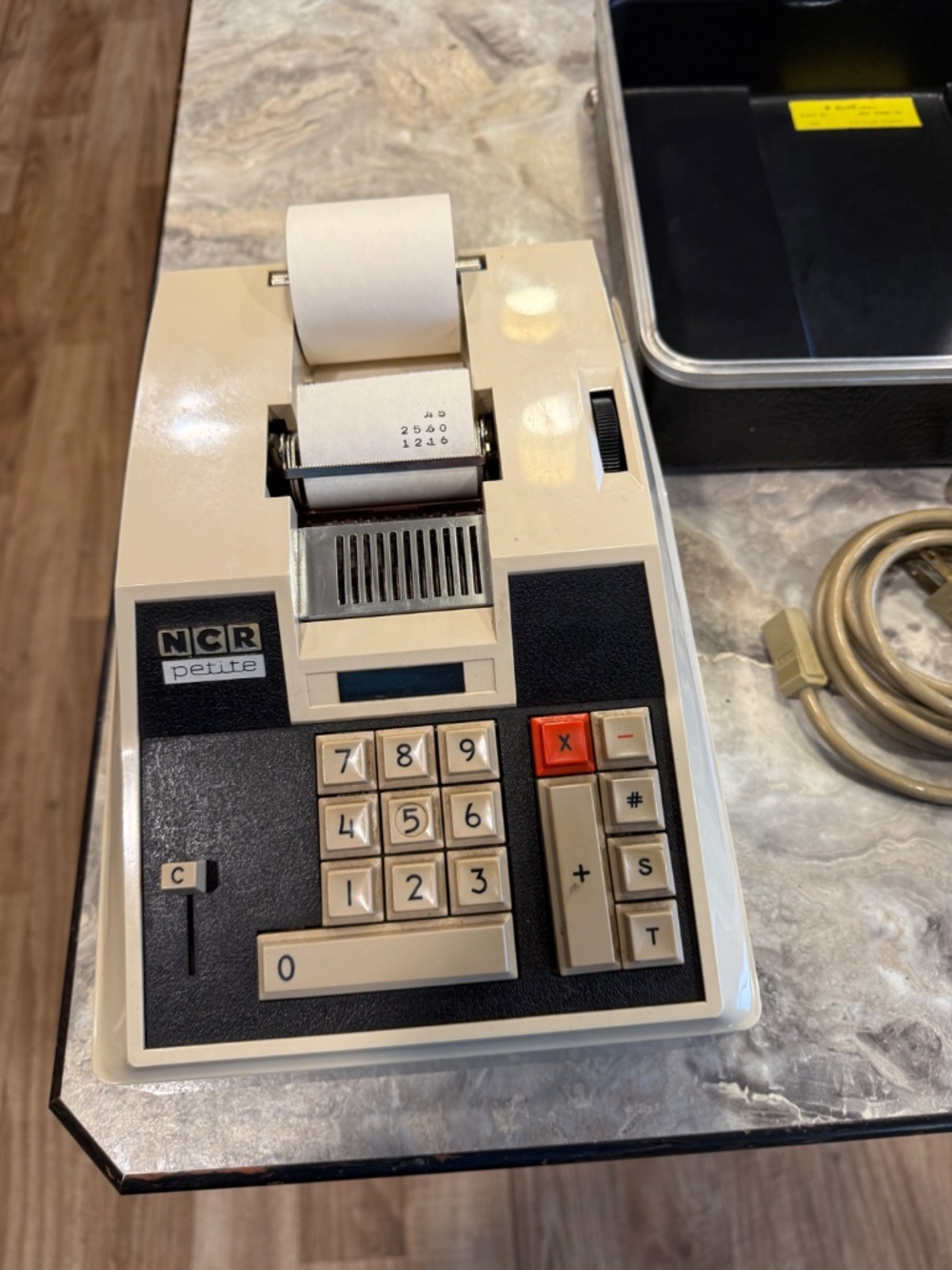 VINTAGE NCR (petite) Electronic Calculator with soft cover and hard cover case - Picture 5 of 9